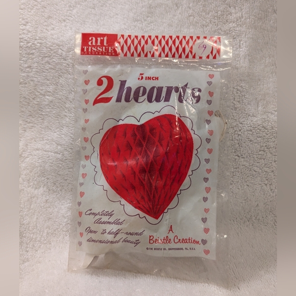 Vintage new old stock package of two 5" honeycomb hearts - Picture 1 of 2